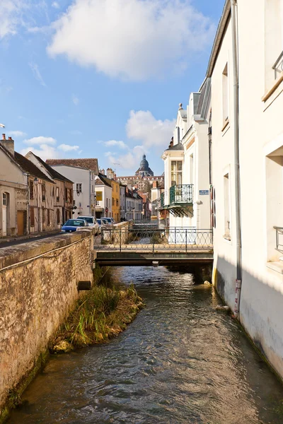 Voulzie rivier en middeleeuwse street in Provins, Frankrijk — Stockfoto