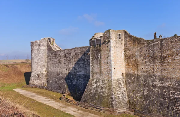 Веж (Xiii в.) з валами в Provins Франції. ЮНЕСКО — стокове фото