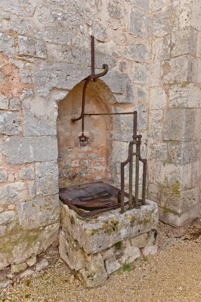 Brunnen der Stiftskirche Saint-Quiriace in Frankreich — Stockfoto