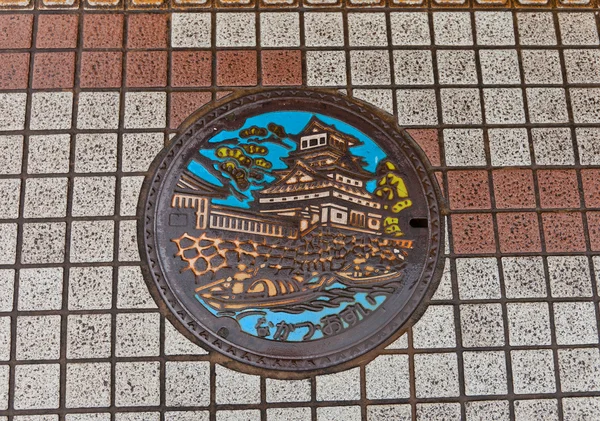 Canto de esgoto com imagem do castelo de Nakatsu — Fotografia de Stock