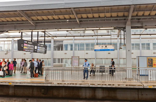 Plataforma de la estación de tren de Kokura en Kitakyushu, Japón — Foto de Stock