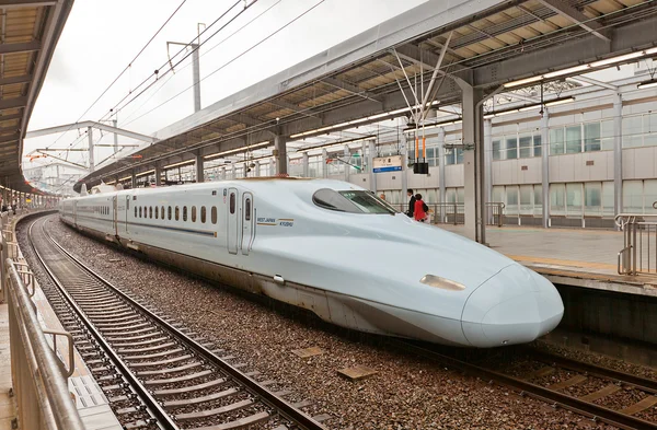 Shinkansen treno N700 a Kokura stazione ferroviaria, Giappone — Foto Stock