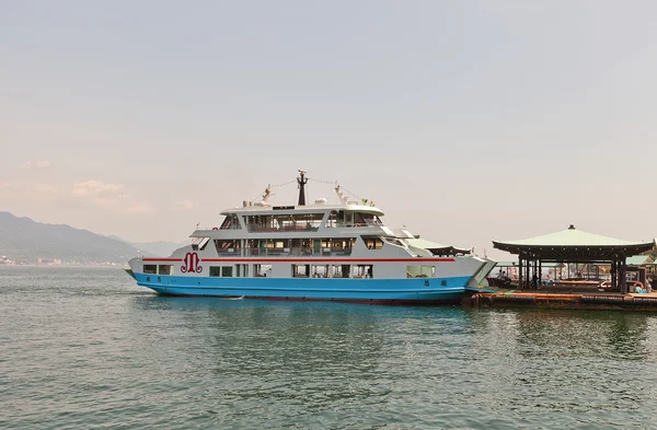 Mijadžima Matsudai Ferry, Icukušima island, Japonsko — Stock fotografie