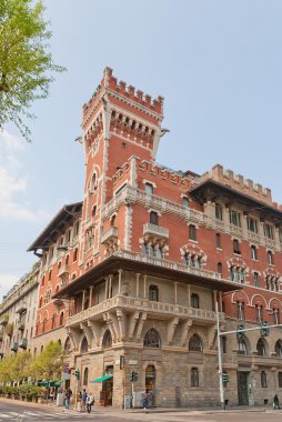 Bina cova kale (1910). Milan, İtalya