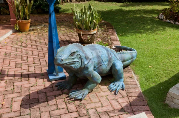 Sculpture of Blue Iguana in QE II Botanic Park on Grand Cayman I — Stok fotoğraf