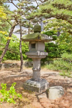 Takamatsu kalesinde geleneksel taş fener (toro), Japonya