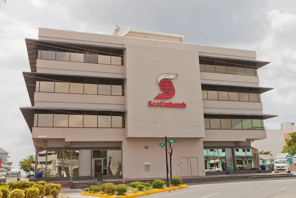 Kantoor van Scotiabank in George Town van Grand Cayman eiland — Stockfoto