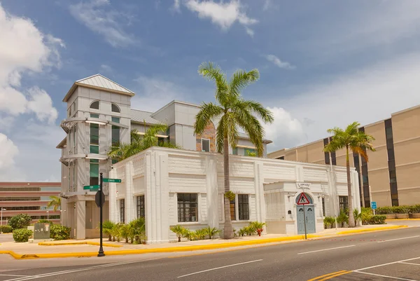 Public Library (1939) in George Town of Grand Cayman Island — Stockfoto