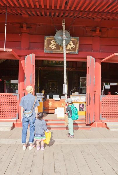 Child strikes a gong, Tokyo, Japan — Stockfoto