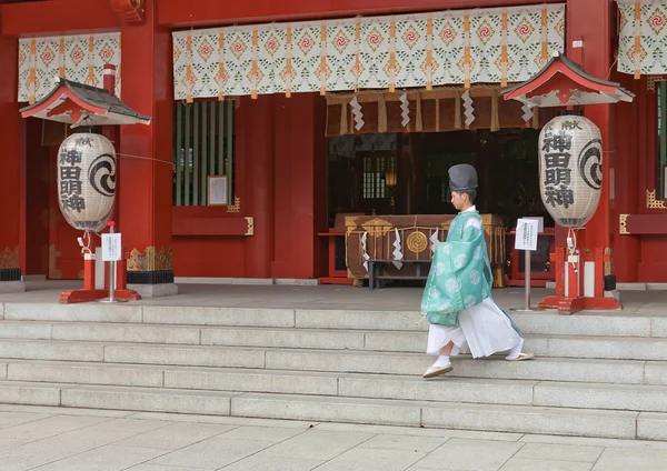在日本，在东京神田神社的祭司 — 图库照片