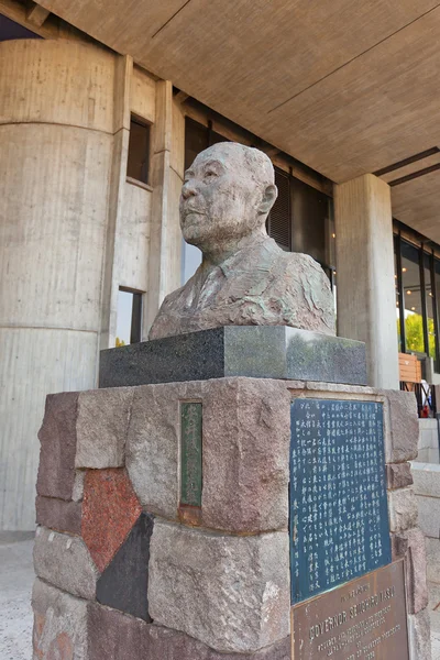 Памятник губернатору Сейитиро Ясуи в Токио, Япония — стоковое фото