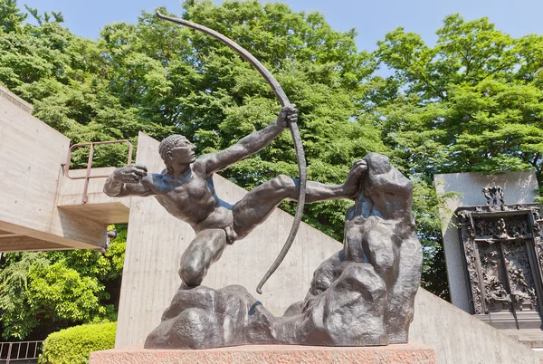 Herkules der bogenschütze skulptur in tokyo, japan — Stockfoto