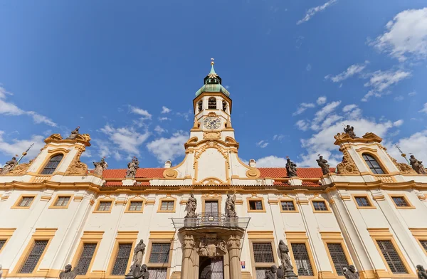 Gevel van de kerk van Lord geboorte (Loreta) in Praag — Stockfoto