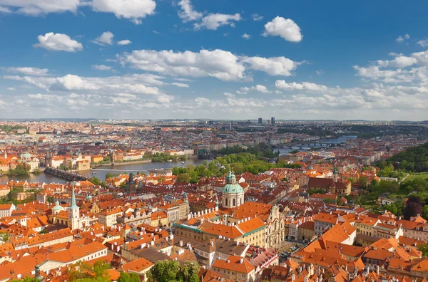 Luchtfoto van de oude stad centrum van Praag — Stockfoto
