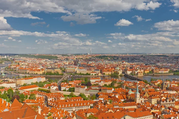 Luchtfoto van de oude stad centrum van Praag — Stockfoto