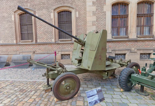 Pistola sovietica antiaerea 37 mm a Praga — Foto Stock
