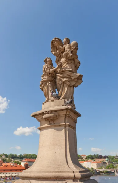 Статуя Святой Анны (матери Девы Марии) на Карловом мосту — стоковое фото