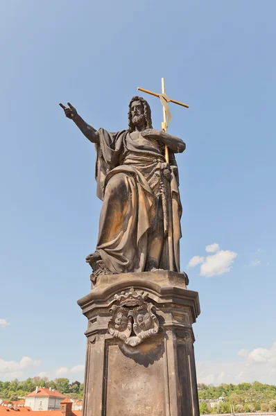 St John the Baptist Prag'daki Charles Köprüsü üzerinde heykeli — Stok fotoğraf