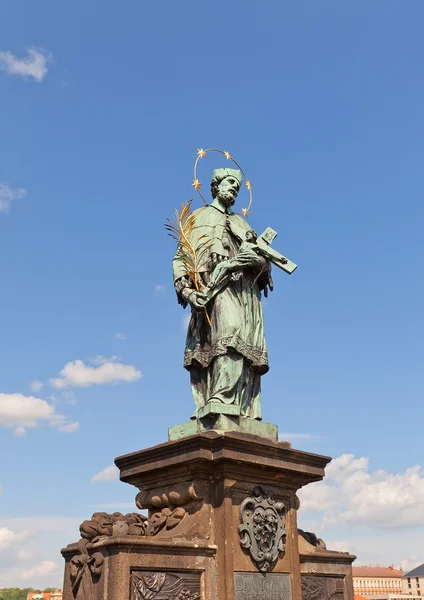 在布拉格的查尔斯桥上 nepomuk 圣约翰的雕像 — 图库照片