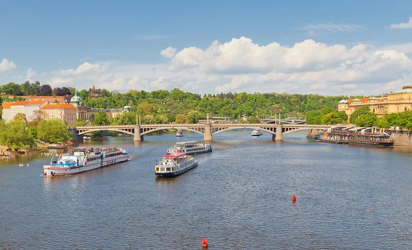 ヴルタヴァ川とプラハの Manesuv 橋の眺望 — ストック写真