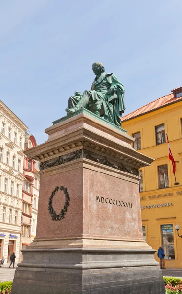 Monumento al poeta ceco Josef Jungmann a Praga — Foto Stock