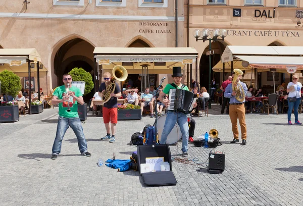 街头乐队在布拉格的马戏团问题 — 图库照片