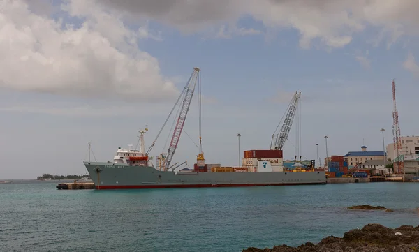 Tropická mlha loď v George Town přístavu Grand Cayman — Stock fotografie