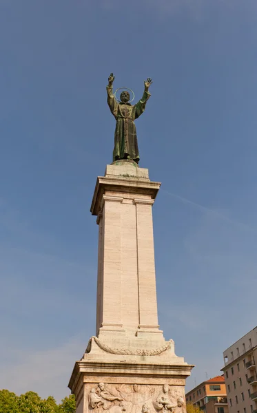 Monumento a São Francisco de Assis em Milão, Itália — Fotografia de Stock