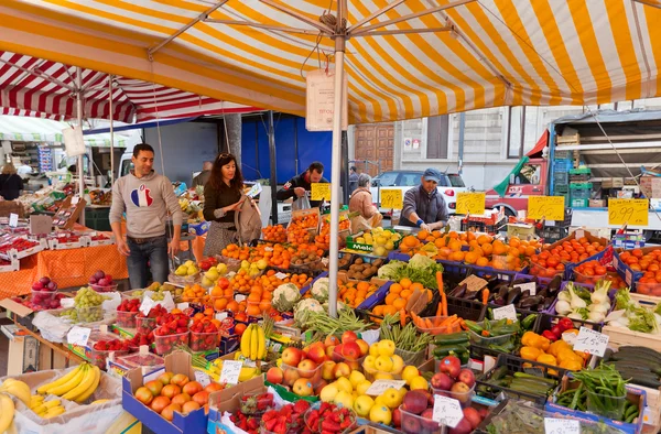 Meyve ve sebzelerin semt pazarı, Milano, İtalya