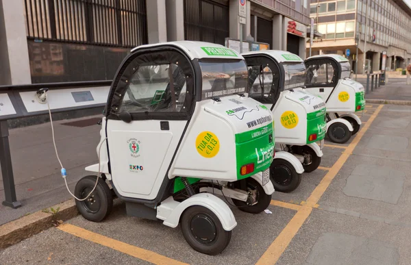 Электрический автомобиль зарядки в Милане, Италия — стоковое фото