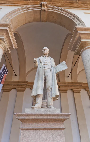 Estátua do matemático Gabrio Piola em Milão, Itália — Fotografia de Stock