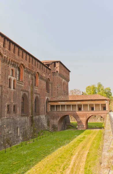 Torre e ponte coberta do Castelo de Sforza (XV c.) em Milão — Fotografia de Stock