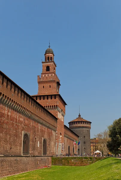 Torres do Castelo de Sforza (XV c.). Milão, Itália — Fotografia de Stock