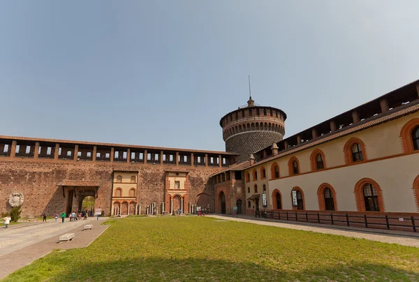 斯福尔扎城堡 (Xv c.) 在意大利米兰举行的转角塔 — 图库照片