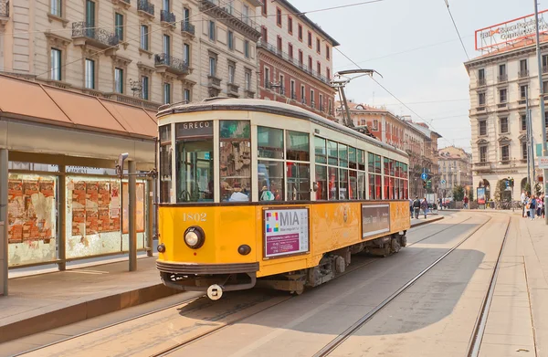 Retro tramwajem na ulicy w Mediolan, Włochy — Zdjęcie stockowe