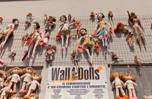 Muur van poppen kunstinstallatie in Milaan, Italië — Stockfoto