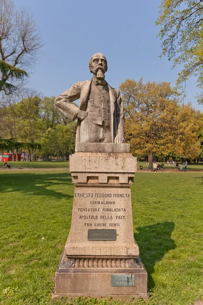 Ernesto Teodoro Moneta staty i Milano, Italien — Stockfoto