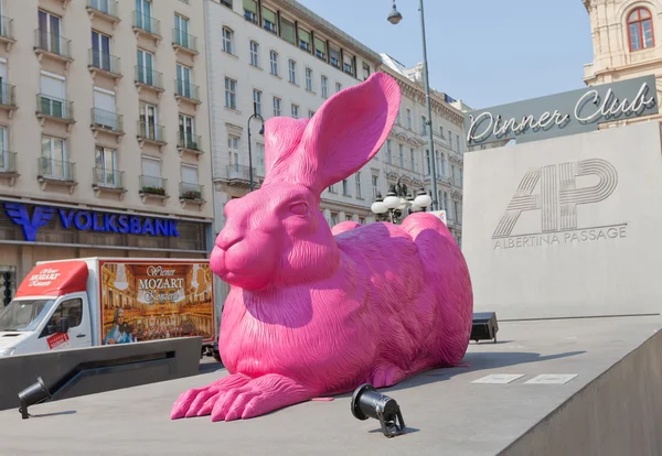 Pink hair sculpture (2003) in Vienna, Austria — Stock Photo, Image