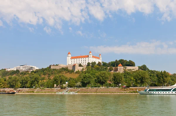 Widok zamku w Bratysławie od Dunaju w Bratysławie — Zdjęcie stockowe