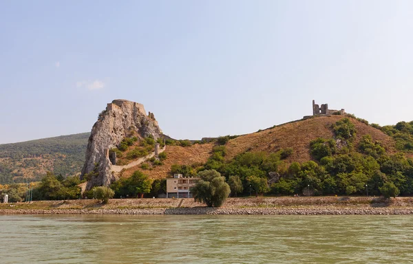 Veduta del castello Devin dal fiume Danubio in Slovacchia Foto Stock