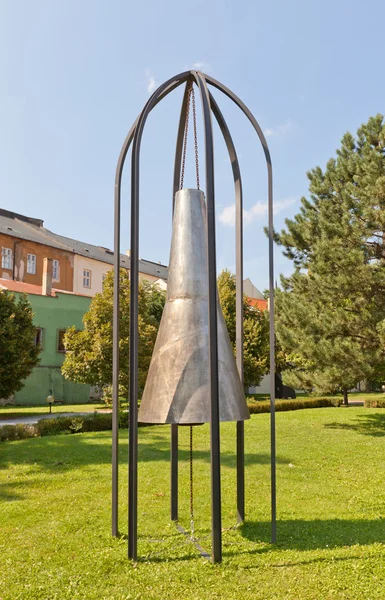 Installazione artistica La campana a Bratislava — Foto Stock