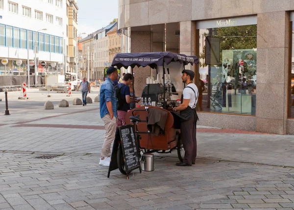Kahve kardeşler Bisiklet sepeti Bratislava, Slovakya — Stok fotoğraf