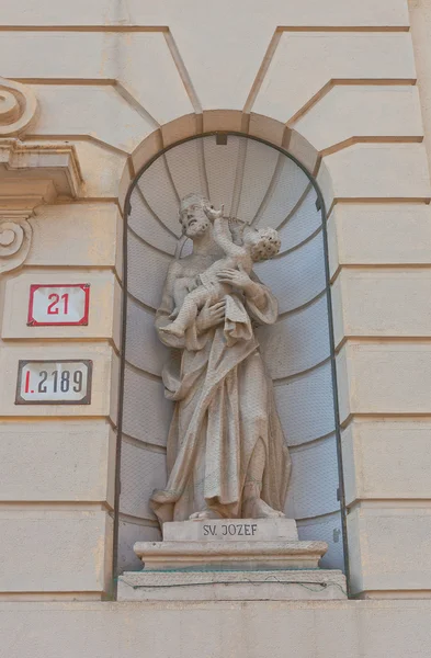 Estátua de São José e do Menino Jesus em Bratislava — Fotografia de Stock