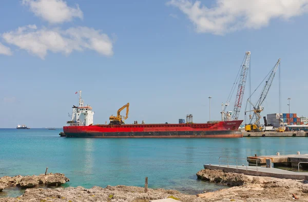 Monstein plavidlo do George Town přístavu Grand Cayman — Stock fotografie