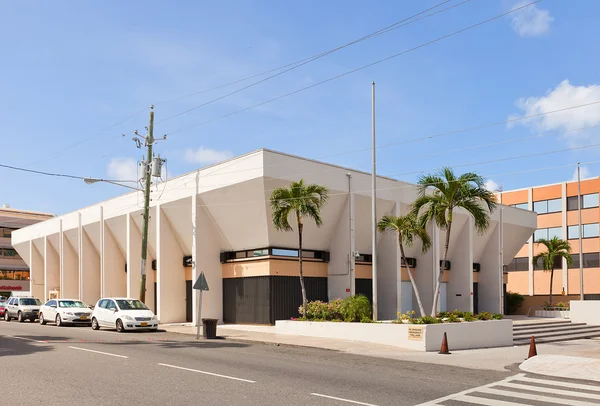 Wet rechtbanken gebouw in George Town van Grand Cayman — Stockfoto