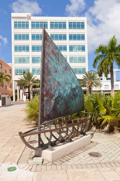 Sculptuur van catboat in George Town van Grand Cayman — Stockfoto