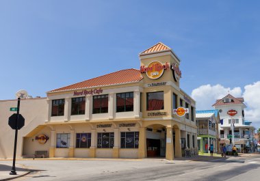 Grand Cayman Adaları'ndaki George kasabasında Hard Rock Cafe