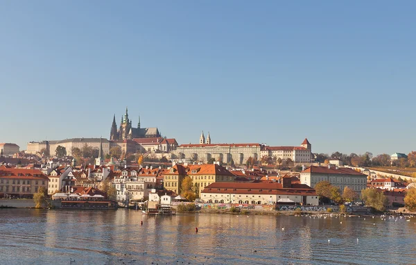 Vista de outono do Castelo de Praga a partir do Rio Vltava — Fotografia de Stock