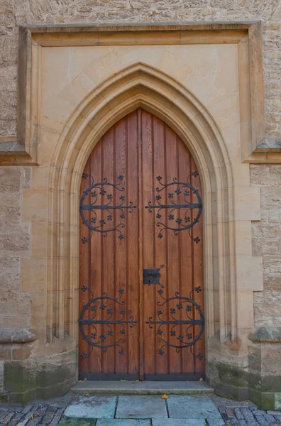 Seitentür der Kathedrale von st bara in kutna hora — Stockfoto