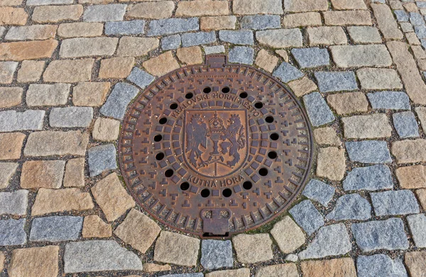 Kanalschacht mit dem Wappen von Kutna hora, Tschechische Republik — Stockfoto